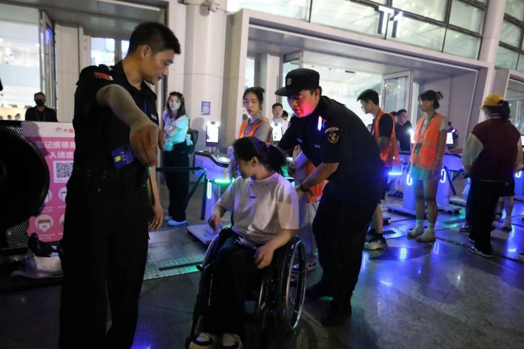 C:/Users/Administrator/Desktop/“安保鐵軍、硬核保障”2024系列報(bào)道四十二——南京市保安服務(wù)有限公司成功護(hù)航張碧晨「今兒個(gè)開心」十周年巡回演唱會(huì)南京站安保任務(wù)/5.jpg5