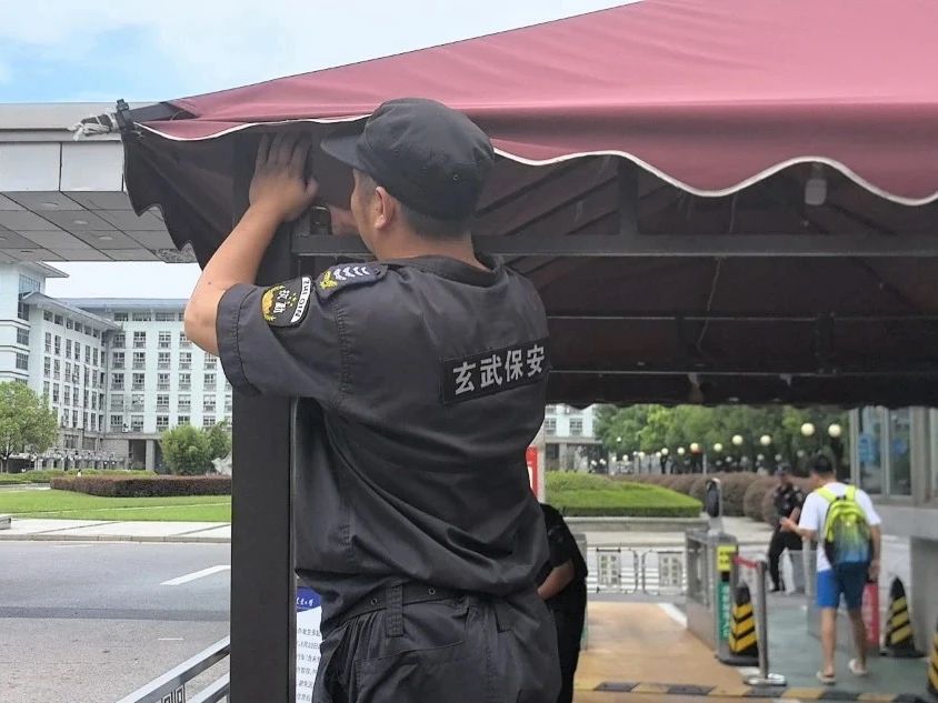 C:/Users/Administrator/Desktop/臺風“貝碧嘉”來襲，南京保安積極應對，“守”護萬家團圓！/6.jpg6
