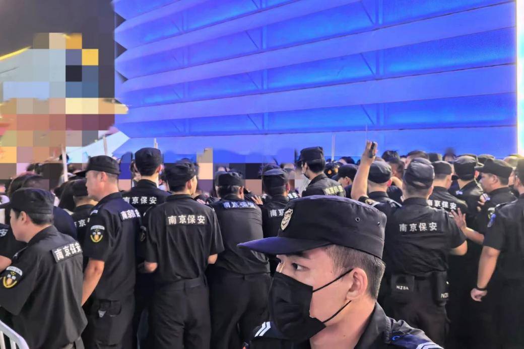 C:/Users/Administrator/Desktop/臺風“貝碧嘉”來襲，南京保安積極應對，“守”護萬家團圓！/12.jpg12