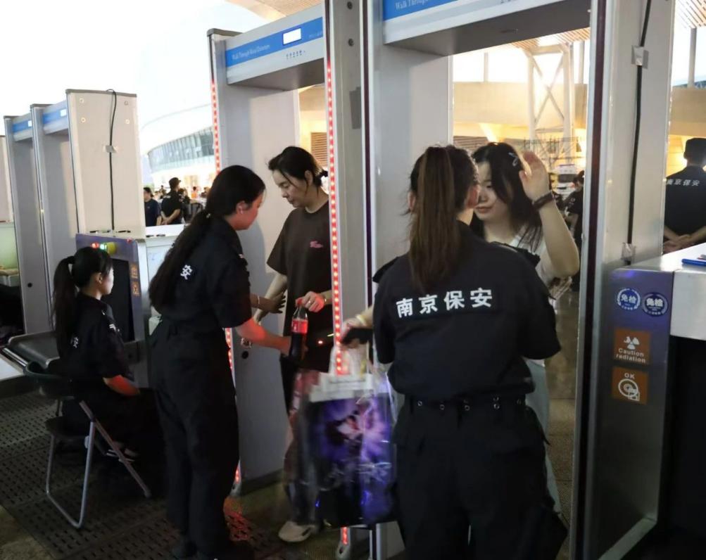 C:/Users/Administrator/Desktop/“安保鐵軍、硬核保障”2024系列報(bào)道四十二——南京市保安服務(wù)有限公司成功護(hù)航張碧晨「今兒個(gè)開心」十周年巡回演唱會(huì)南京站安保任務(wù)/2.jpg2