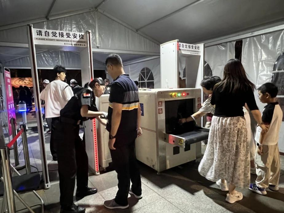 C:/Users/BA/Desktop/“安保鐵軍、硬核保障”2024系列報(bào)道四十三——月滿中秋，南京市保安服務(wù)有限公司圓滿護(hù)航“2024 南京森林音樂(lè)會(huì)”/4.jpg4