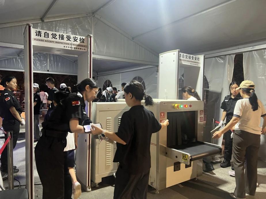 C:/Users/Administrator/Desktop/臺風“貝碧嘉”來襲，南京保安積極應對，“守”護萬家團圓！/9.jpg9