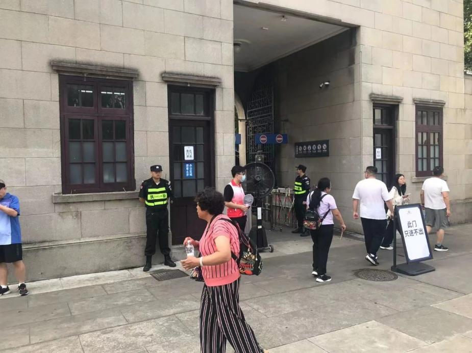 C:/Users/Administrator/Desktop/臺風“貝碧嘉”來襲，南京保安積極應對，“守”護萬家團圓！/8.jpg8